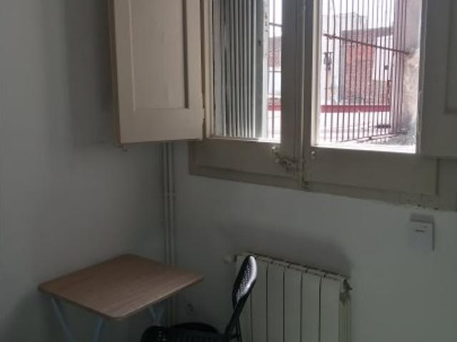 Se alquila habitación en piso de 9 habitaciones en Barcelona