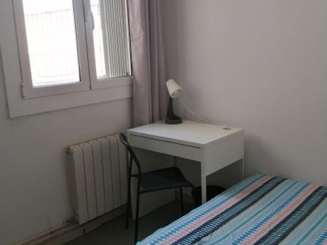 Se alquila habitación en piso de 9 habitaciones en Barcelona
