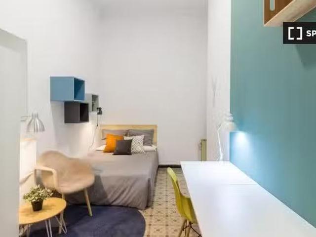 Se alquila habitación en piso de 9 habitaciones en Gracia, Bar.