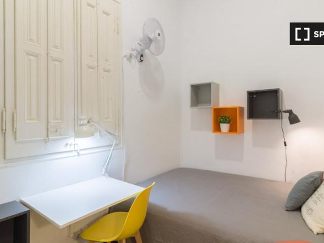 Habitación en un piso compartido de 9 habitaciones en alquiler en Vila de Gràcia