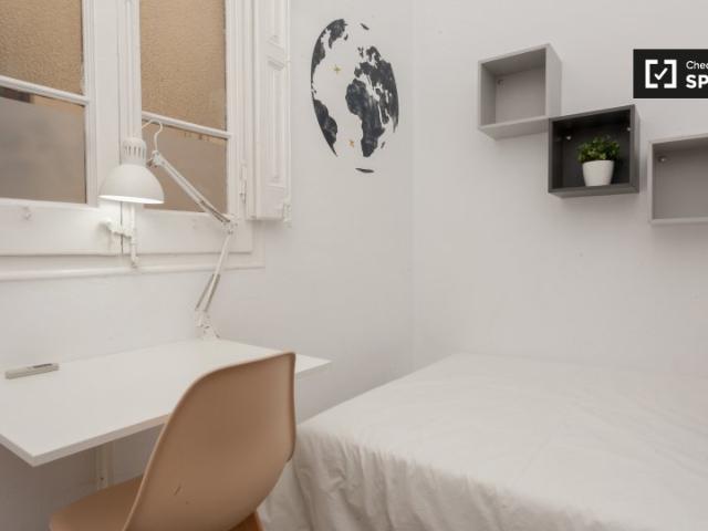 Se alquila habitación en piso de 9 habitaciones en Gracia, Barcelona