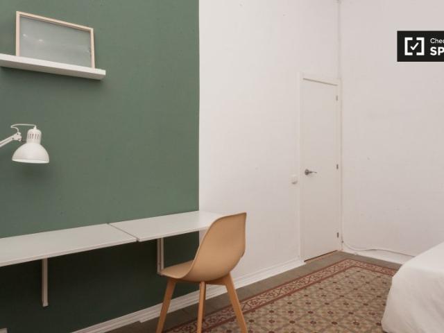 Se alquila habitación en piso de 9 habitaciones en Gracia, Barcelona