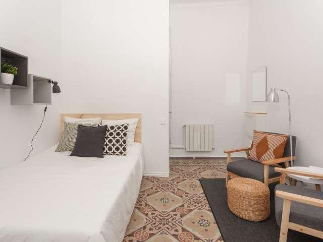 Se alquila habitación en piso de 9 habitaciones en Gracia, Barcelona