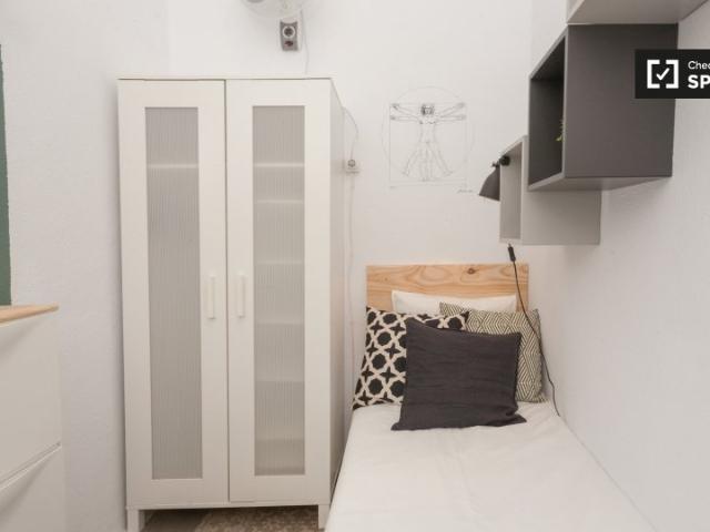 Se alquila habitación en piso de 9 habitaciones en Gracia, Barcelona