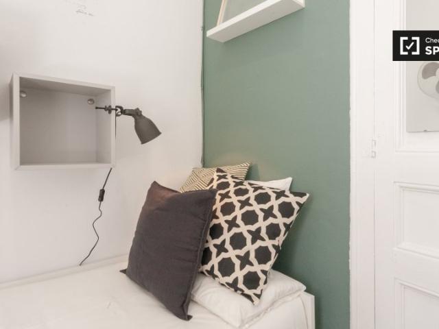 Se alquila habitación en piso de 9 habitaciones en Gracia, Barcelona