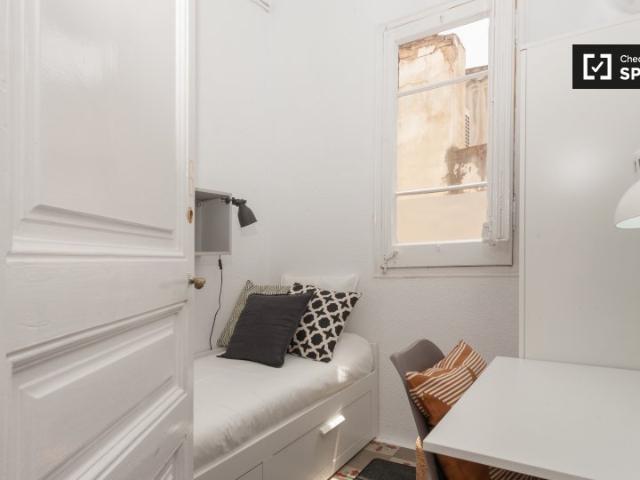Se alquila habitación en piso de 9 habitaciones en Gracia, Barcelona