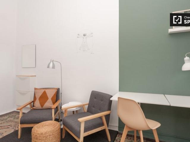 Se alquila habitación en piso de 9 habitaciones en Gracia, Barcelona