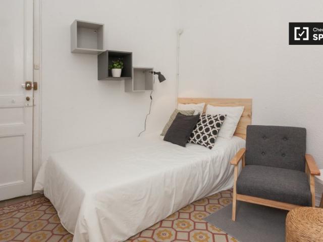 Se alquila habitación en piso de 9 habitaciones en Gracia, Barcelona