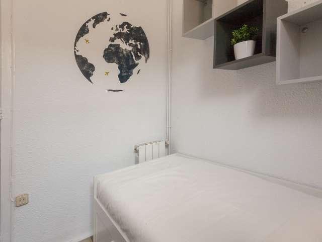 Se alquila habitación en piso de 9 habitaciones en Gracia, Barcelona