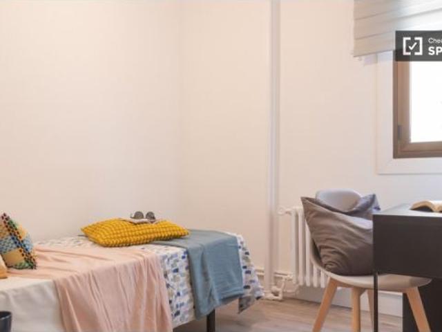 Se alquila habitación en piso de 9 habitaciones en Gran Vía