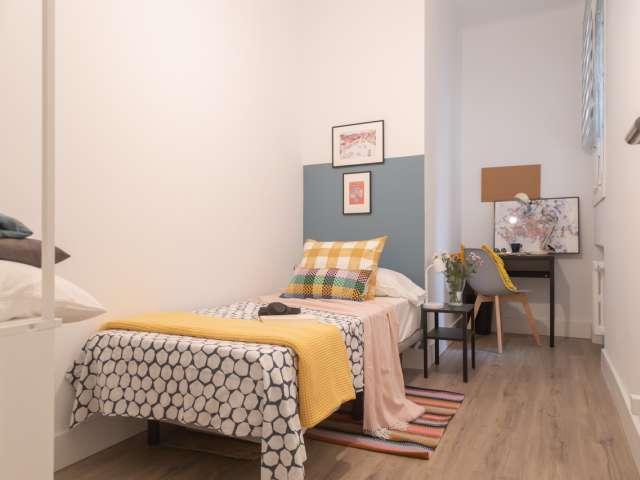 Se alquila habitación en piso de 9 habitaciones en Gran Vía, Madrid