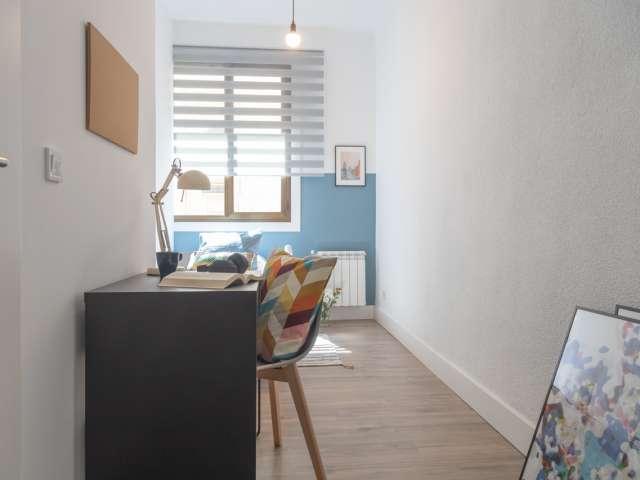 Se alquila habitación en piso de 9 habitaciones en Gran Vía, Madrid