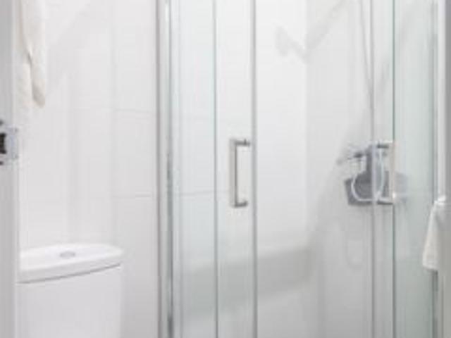 Se alquila habitación en piso de 9 habitaciones en Gran Vía, Madrid