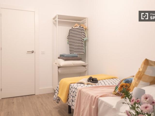 Se alquila habitación en piso de 9 habitaciones en Gran Vía, Madrid