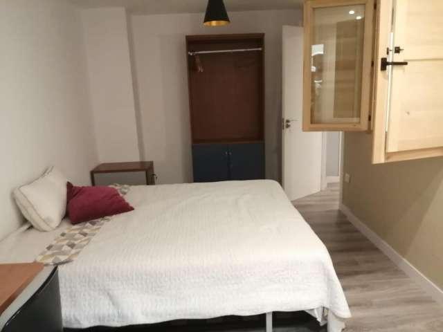 Se alquila habitación en piso de 9 habitaciones en Madrid
