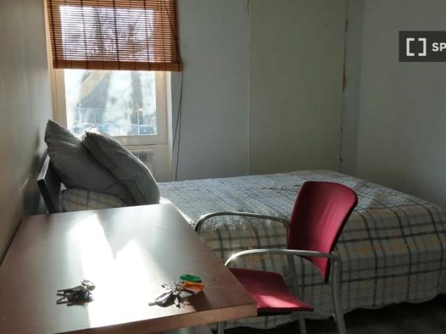 Se alquila habitación en piso de 9 habitaciones en Madrid