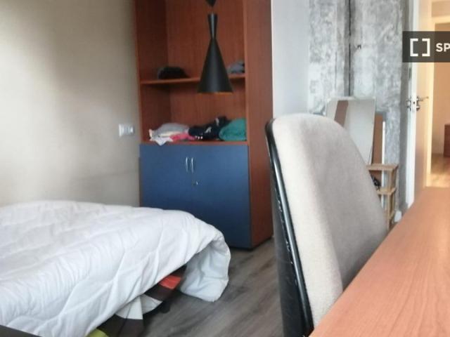 Se alquila habitación en piso de 9 habitaciones en Madrid