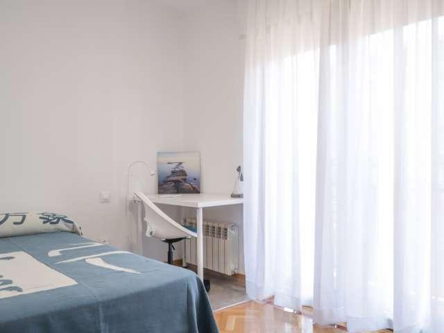 Se alquila habitación en piso de 9 habitaciones en Numancia, Madrid