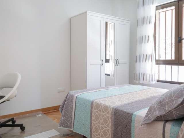 Se alquila habitación en piso de 9 habitaciones en Numancia, Madrid