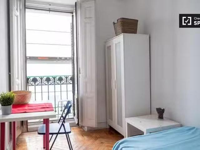 Se alquila habitación en piso de 9 habitaciones en Ópera