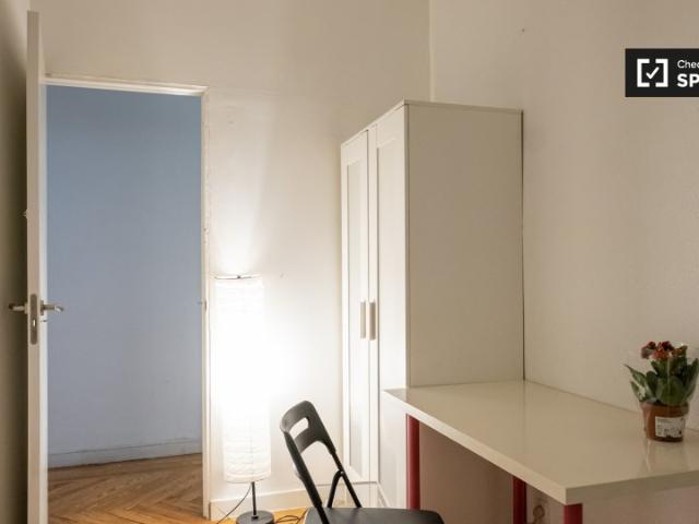 Se alquila habitación en piso de 9 habitaciones en Ópera