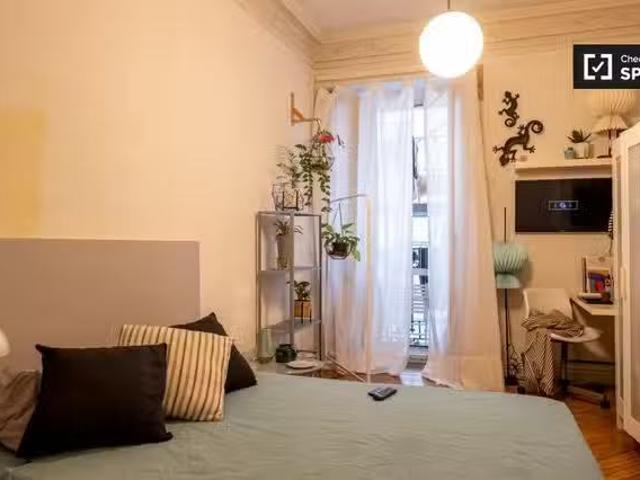 Se alquila habitación en piso de 9 habitaciones en Ópera