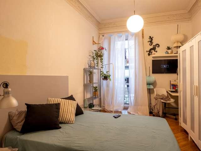 Se alquila habitación en piso de 9 habitaciones en Ópera