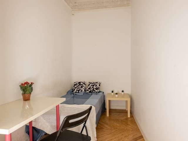 Se alquila habitación en piso de 9 habitaciones en Ópera