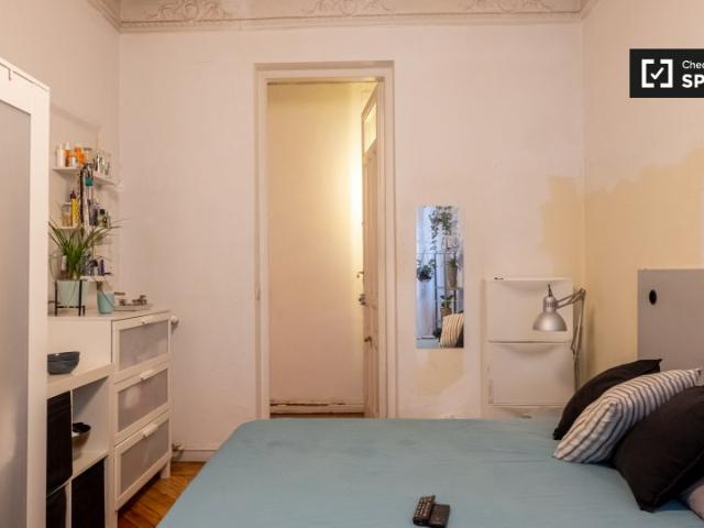 Se alquila habitación en piso de 9 habitaciones en Ópera