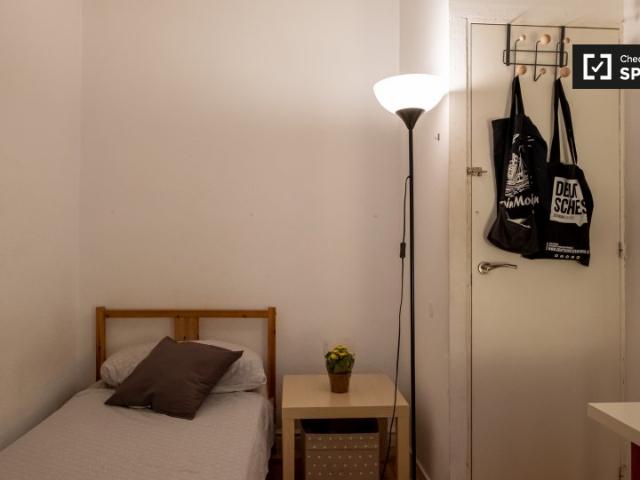 Se alquila habitación en piso de 9 habitaciones en Ópera