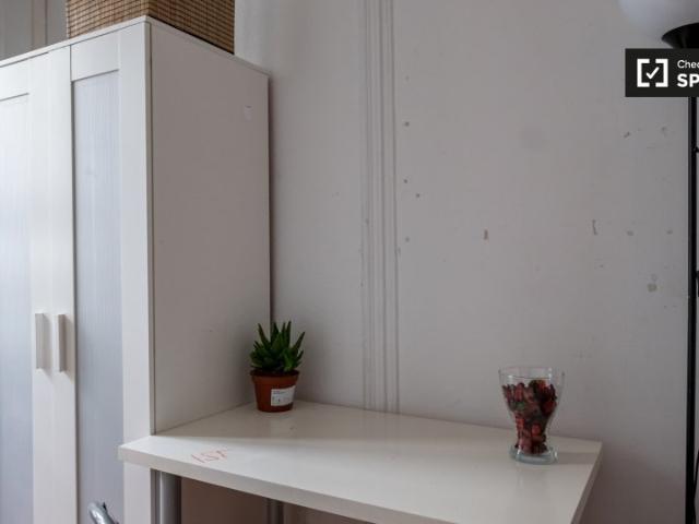 Se alquila habitación en piso de 9 habitaciones en Ópera