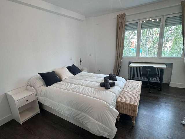 Se alquila habitación en piso de 9 habitaciones, Guindalera, Madrid