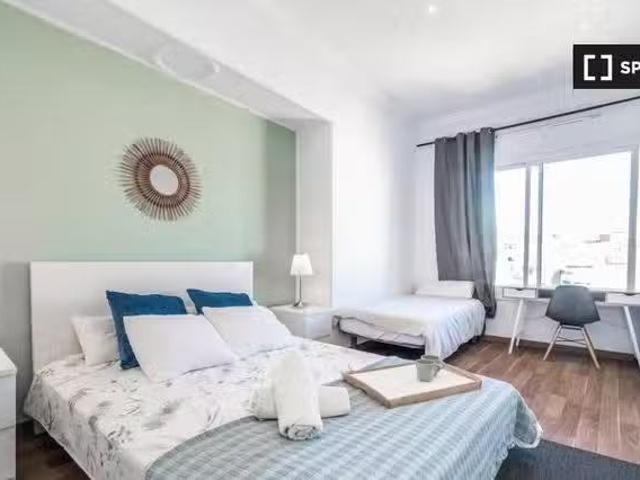 Se alquila habitación en piso de 13 habitaciones en Sant Gervasi