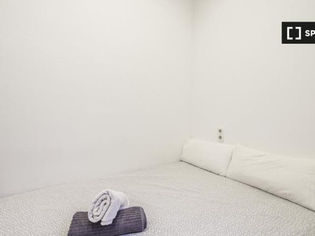 Se alquila habitación en piso de 13 habitaciones en Sant Gervasi
