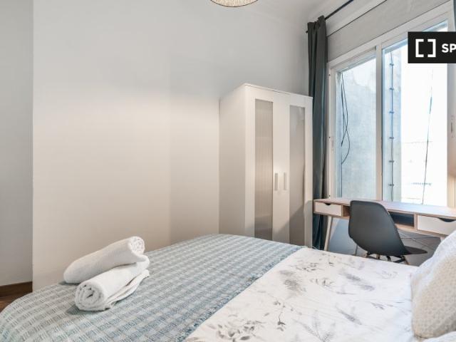 Se alquila habitación en piso de 13 habitaciones en Sant Gervasi