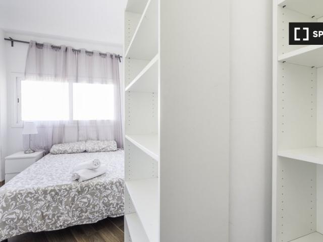 Se alquila habitación en piso de 13 habitaciones en Sant Gervasi