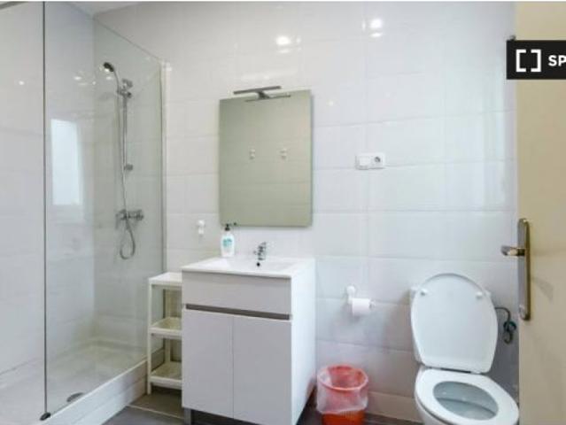 Se alquila habitación en piso de 10 habitaciones en L' Esquerra de l' Eixample Sól