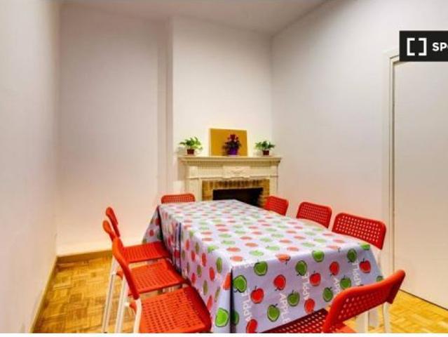 Se alquila habitación en piso de 10 habitaciones en L' Esquerra de l' Eixample Sól