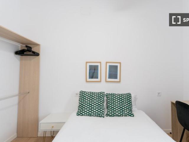 Se alquila habitación en piso de 10 habitaciones en Salamanca, Madrid