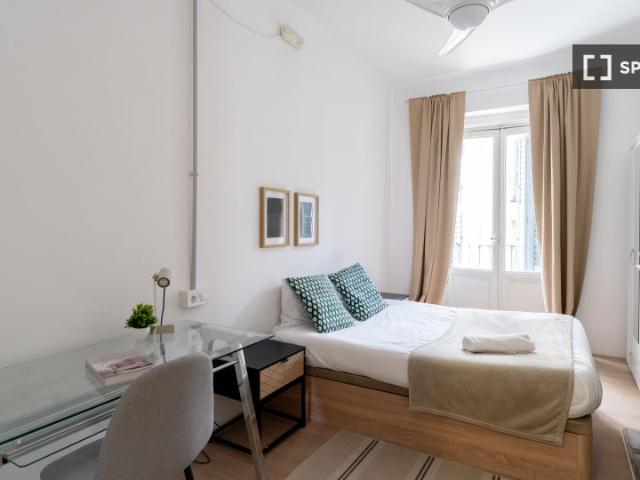 Se alquila habitación en piso de 10 habitaciones en Salamanca, Madrid