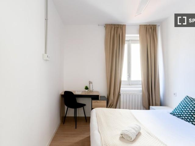 Se alquila habitación en piso de 10 habitaciones en Salamanca, Madrid