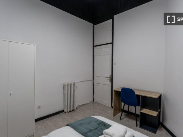 Se alquila habitación en piso de 11 habitaciones en Centro, Madrid