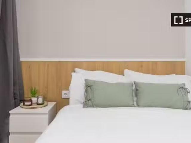 Se alquila habitación en piso de 11 habitaciones en Madrid