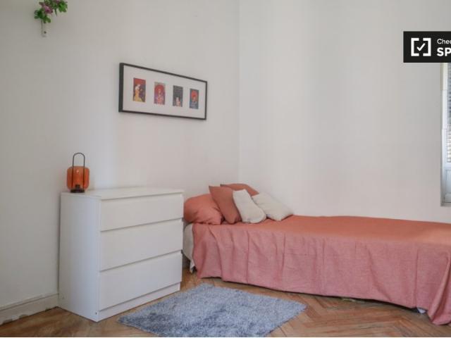 Se alquila habitación en piso de 12 habitaciones en Sol, Madrid