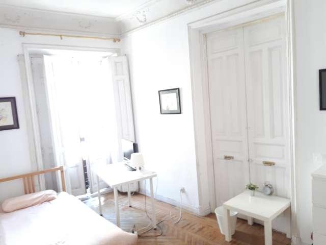 Se alquila habitación en piso de 12 habitaciones en Sol, Madrid