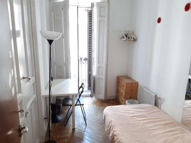 Se alquila habitación en piso de 12 habitaciones en Sol, Madrid