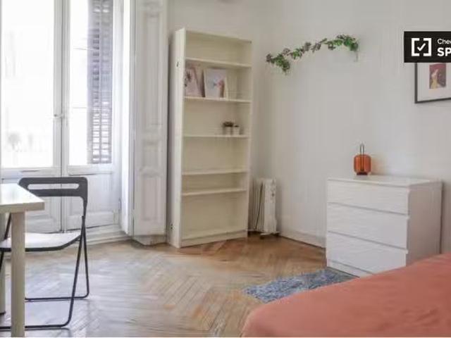 Se alquila habitación en piso de 12 habitaciones en Sol, Madrid