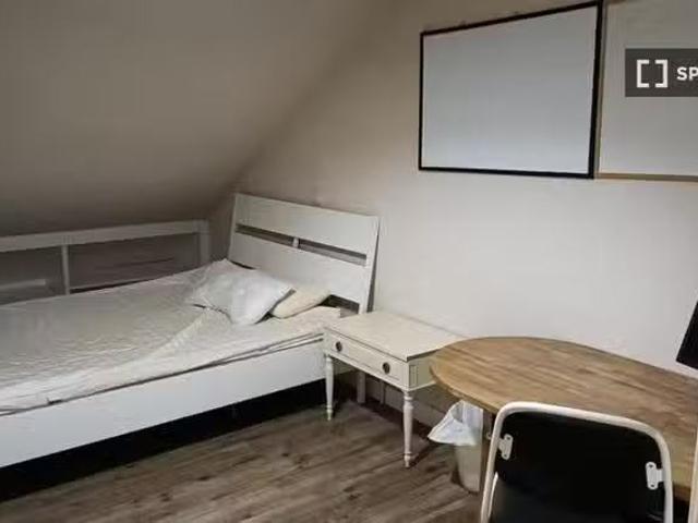Se alquila habitación en piso de 15 habitaciones en Madrid