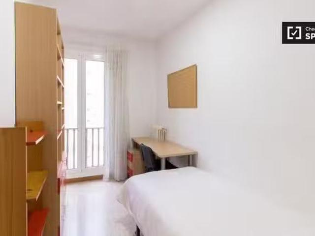 Se alquila habitación en piso de 1 dormitorio en Eixample, Bar.