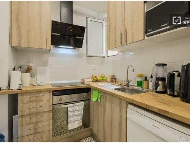 Se alquila habitación en piso de 2 dormitorios en Eixample